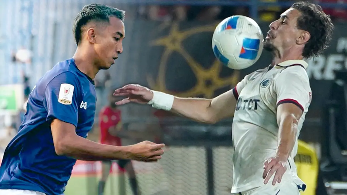 LAGA KRUSIAL: Duel di lini tengah bakal mempertemukan Gustavo Franca (kanan) kontra penggawa Tampines Rovers Faris Ramli. Bila ingin menjaga asa di babak semifinal Piala Presiden 2026, Singo Edan wajib menang. (MO Arema FC For Radar Malang – IG Tampines Rovers)
