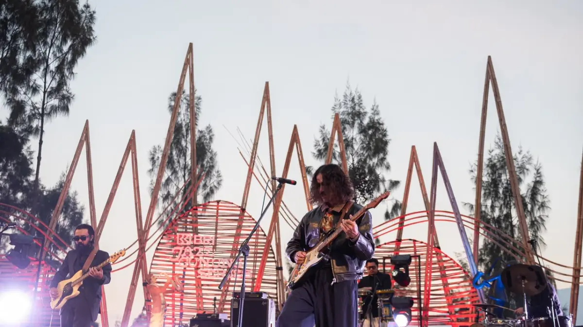 Ali membawakan perpaduan musik Timur Tengah, funk, disko, dan rock psikedelik pada hari kedua BRI Jazz Gunung Bromo 2026.