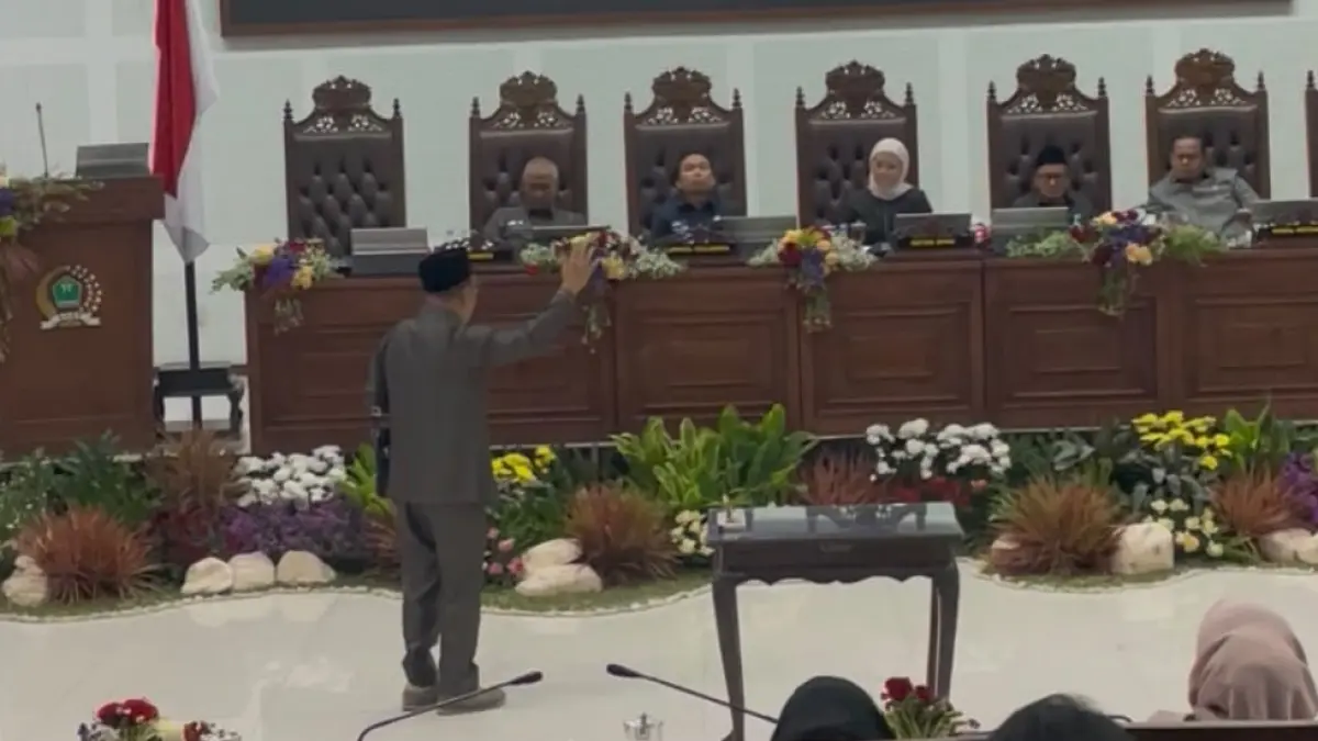 Anggota DPRD Kota Malanh Arief Wahyudi melakukan walk out pada rapat paripurna, Senin (27/7). (Andika Satria Perdana/Radar Malang)