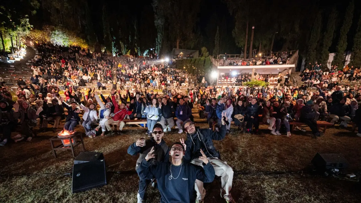Batavia Collective tampil pada hari pertama BRI Jazz Gunung Bromo 2026 di Amfiteater Jiwa Jawa Resort Bromo. (Foto: BRI JAZZ GUNUNG BROMO 2026 OFFICIAL FOR RADAR MALANG)