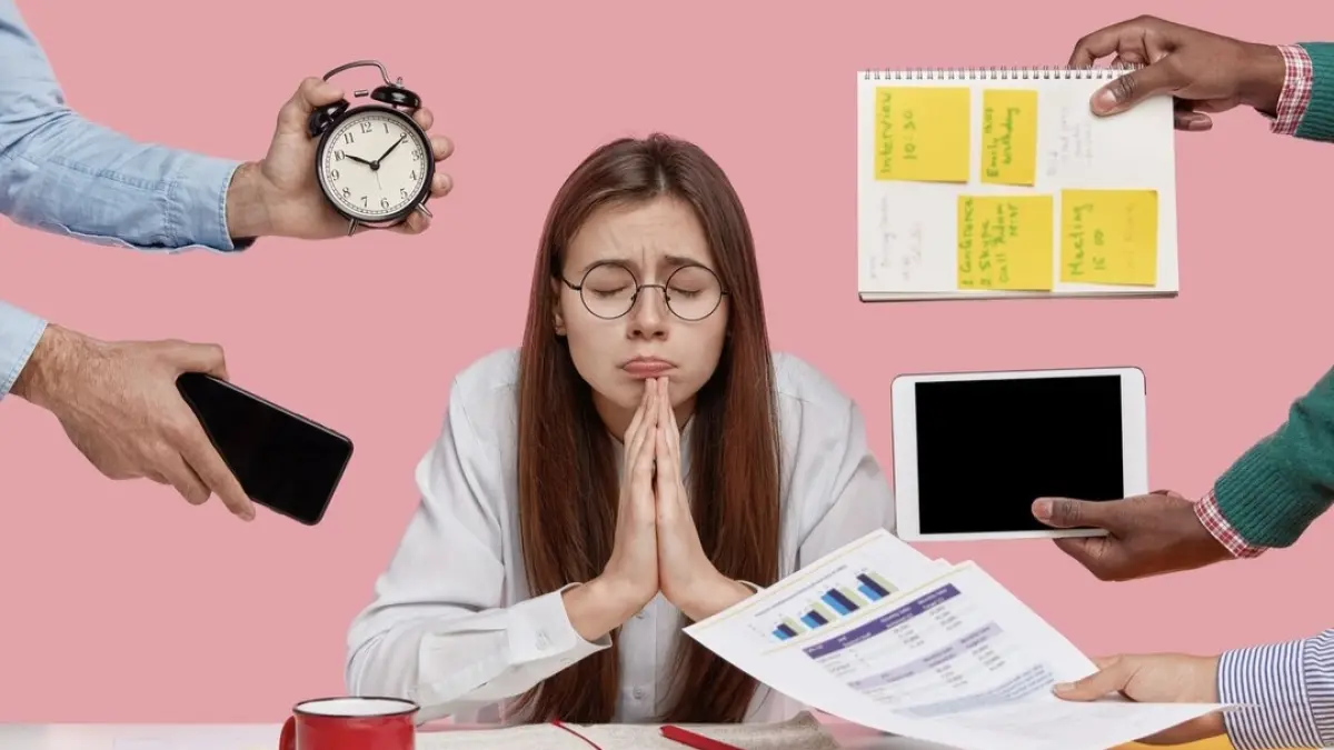 Ilustrasi seseorang sedang mengalami burnout (Magnific/wayhomestudio)