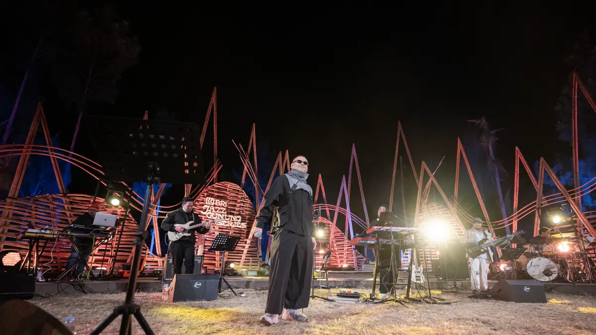 Indra Lesmana bersama Teza Sumendra menutup rangkaian BRI Jazz Gunung Bromo 2026 di Amfiteater Jiwa Jawa Resort Bromo, Sabtu (25/7/2026). 