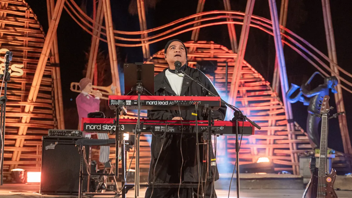 Indra Lesmana tampil sebagai penutup BRI Jazz Gunung Bromo 2026 di Amfiteater Jiwa Jawa Resort Bromo. (Foto: BRI JAZZ GUNUNG BROMO 2026 OFFICIAL FOR RADAR MALANG)
