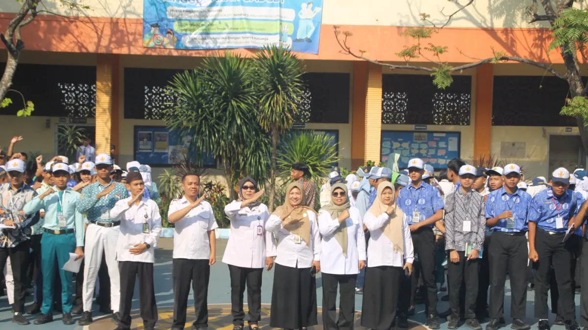 KOMPAK: Kepala Cabdindik Kabupaten Malang Dwi Anggraeni SPd MPd (tengah) hadir saat MPLS SMA Negeri 1 Singosari.