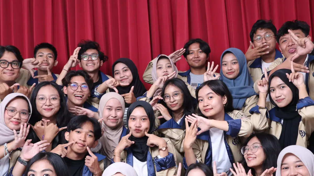 KOMPAK: Mahasiswa salah satu kampus di Kota Malang berpose gaya bebas di Kuy Studio beberapa waktu lalu. (Dokumen Kuy Studio)