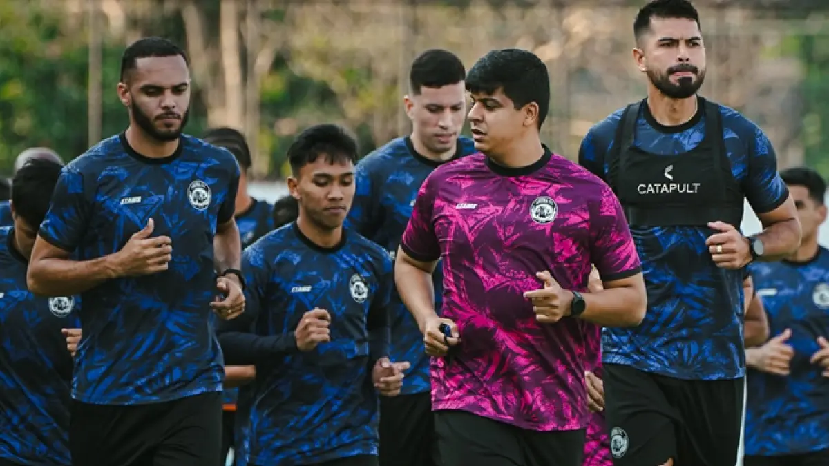 LANGSUNG BERBENAH: Penggawa Arema FC berusaha move on setelah hasil minor di pertandingan pertama Piala Presiden Sabtu lalu (25/7).