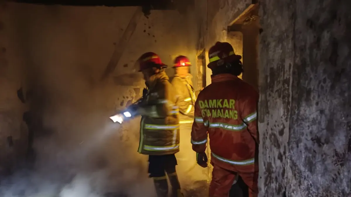Petugas Damkar Kota Malang memadamkan api yang membakar rumah di Jalan MT Haryono 6C/10, Kelurahan Dinoyo, Kota Malang pada Senin (27/7) dini hari. (UPT Damkar Kota Malang)