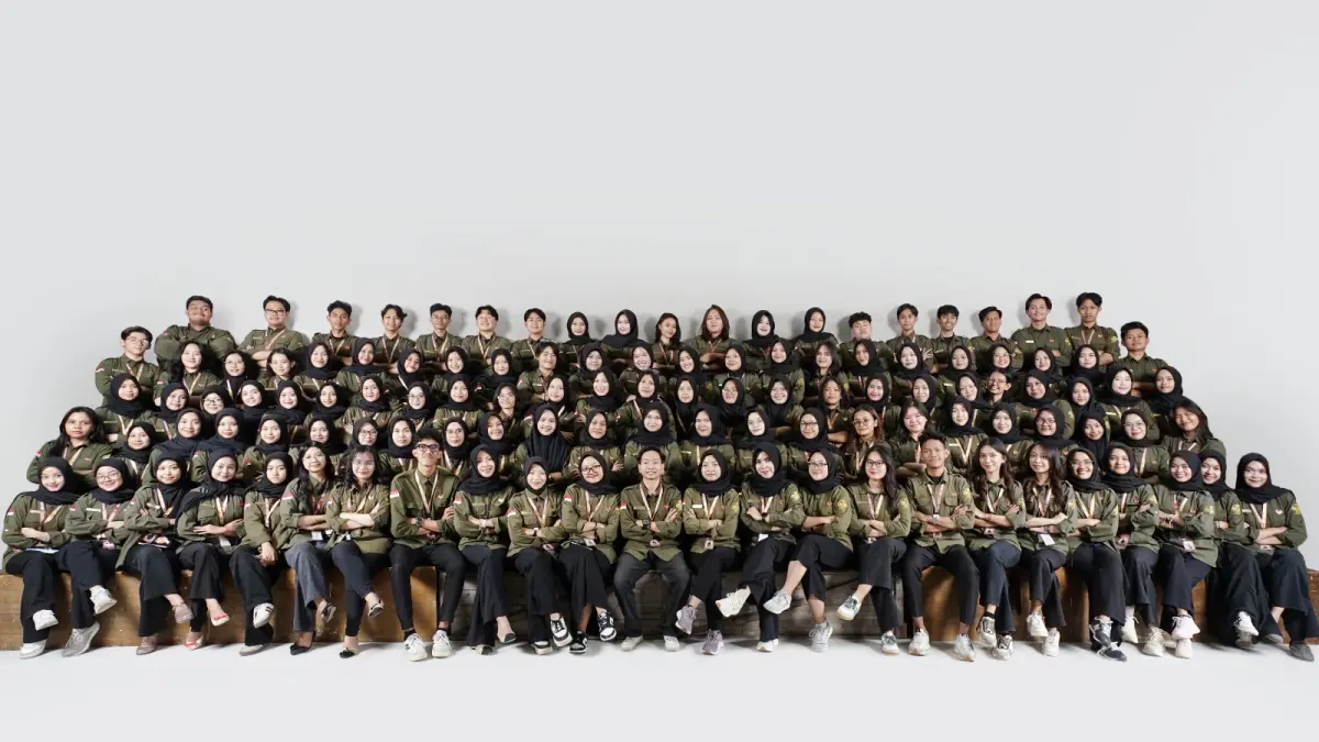 Sebanyak 119 orang melakukan pemotretan di Summer Photo beberapa waktu lalu. Studio foto di Malang kini saling berlomba menawarkan jasa bisa memotret rombongan dalam satu frame. (Summer Photo Studio)