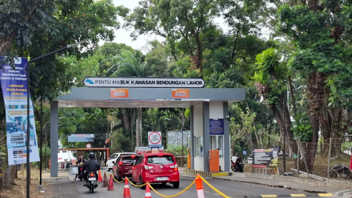 Sejumlah kendaraan melintas di pintu masuk Bendungan Lahor, Senin (27/7). (Biyan Mudzaky Hanindito/Radar Malang)