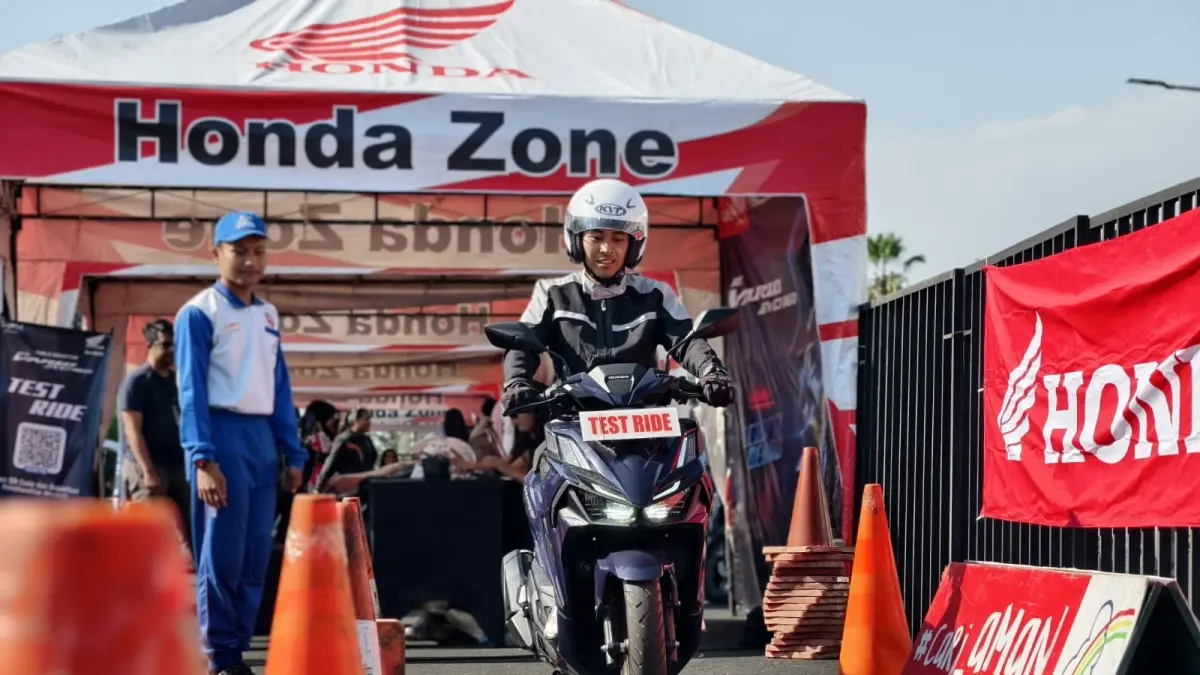 SERU: Warga melakukan test riding.