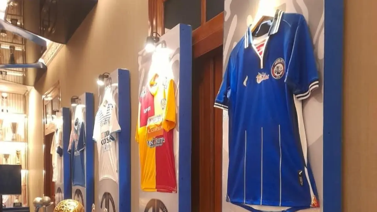 Tampilan jersey dan trofi yang dipajang di mini museum Arema FC di Kandang Singa Arema FC, Kecamatan Klojen, Sabtu lalu (25/7). (M. Affan Fauzan/Radar Malang)