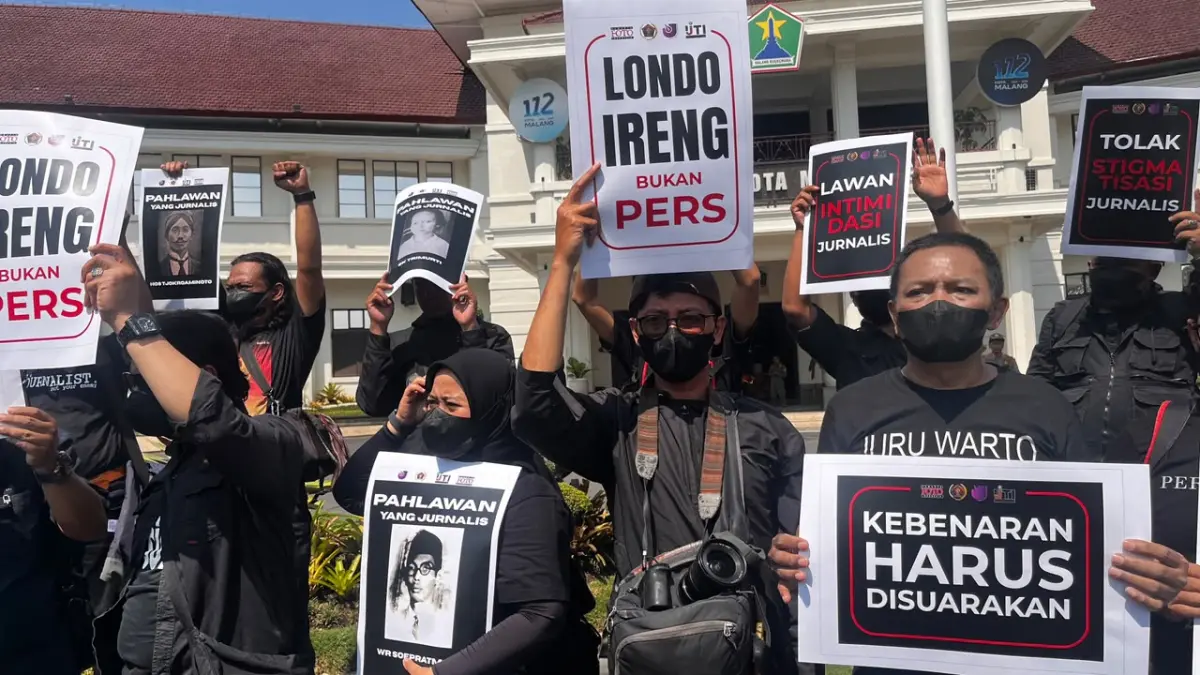 Wartawan se-Malang Raya menggelar aksi damai pada Senin (27/7). (Nahdiatul Affandiah/Radar Malang)