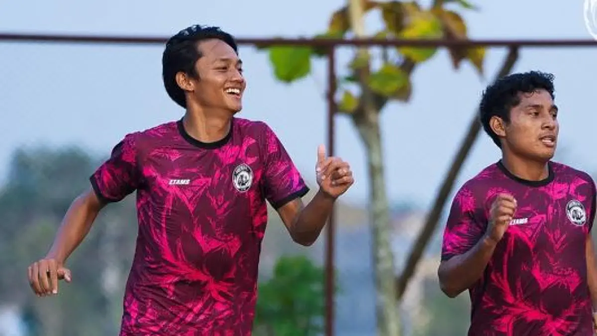 COMEBACK POSITIF: Achmad Maulana melakukan jogging sebelum memulai sesi latihan bersama Arema FC. 