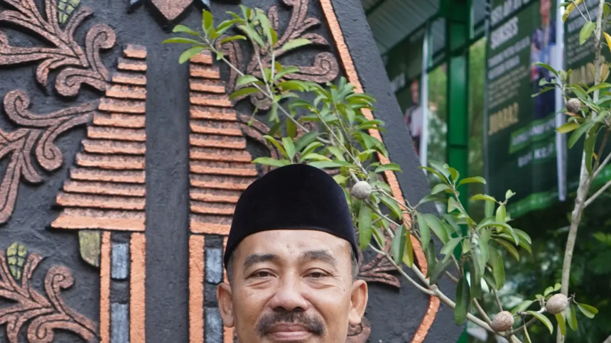Kepala MTsN 6 Malang Zainul Musafak 