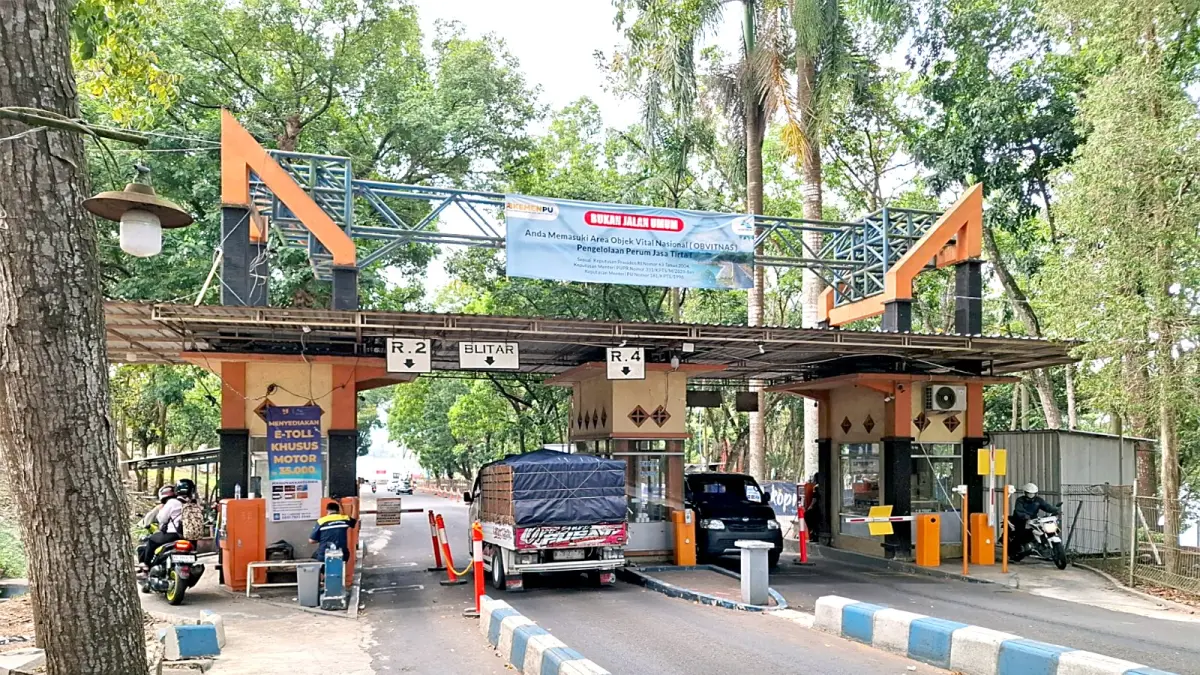 Mobil masih melintasi Bendungan Lahor, Karangkates, Malang.