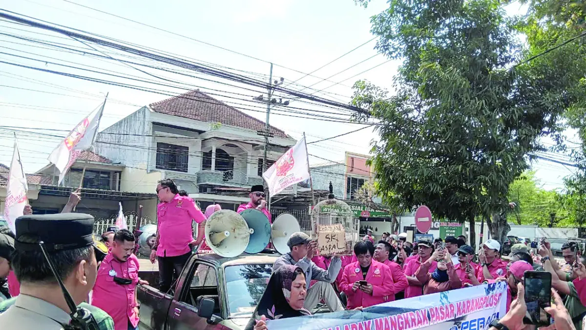 Pedagang Karangploso Berunjukrasa di Jalan Raya Panji, Kepanjen (Indah Mei Yunita/Radar Malang)