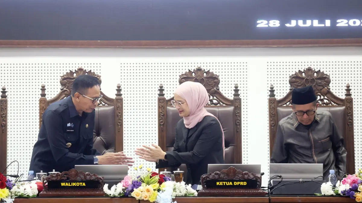 PROYEKSI SEMENTARA: Wali Kota Malang Wahyu Hidayat (kiri) menyalami Ketua DPRD Kota Malang Amithya Ratnanggani Sirraduhita setelah rapat paripurna, kemarin. (Darmono/Radar Malang)
