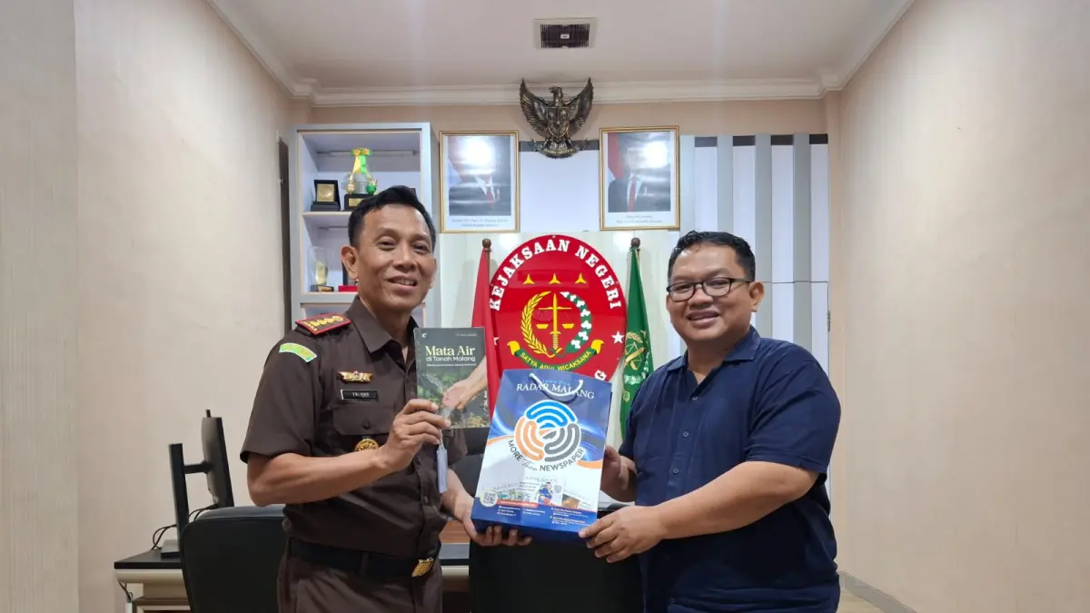 SILATURAHMI: Direktur Jawa Pos Radar Malang Tauhid Wijaya menyerahkan cenderamata kepada Kepala Kejari Kota Malang Tri Joko dalam kunjungan ke Kantor Kejari beberapa waktu lalu.  (foto: Nabila Amelia)