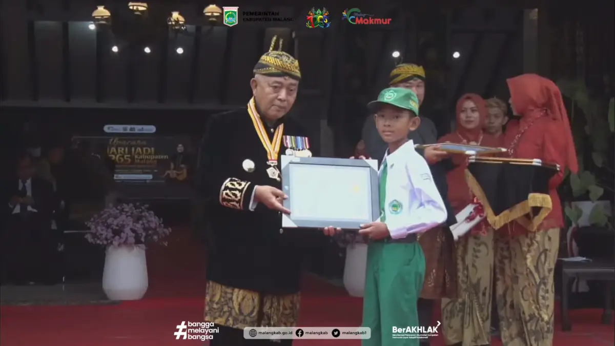 Siswa MI Raden Bagus menerima penghargaan dari Bupati Malang H M. Sanusi