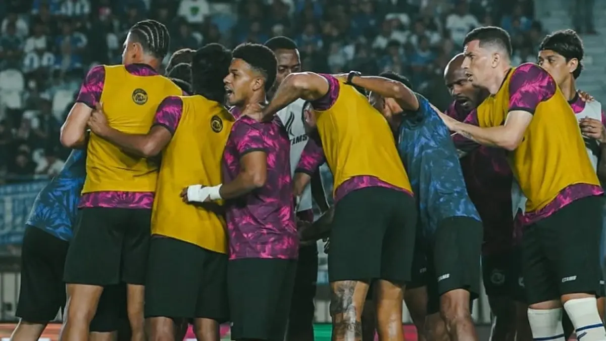 Skuad Arema FC melakukan pemanasan di Stadion Si Jalak Harupat. (MO Arema FC)