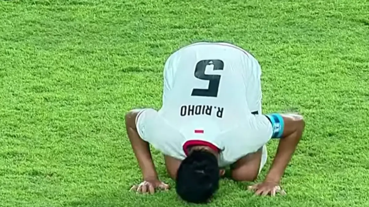 Timnas Indonesia bersujud saat menangkan pertandingan lawan Kamboja. Sumber: Youtube.