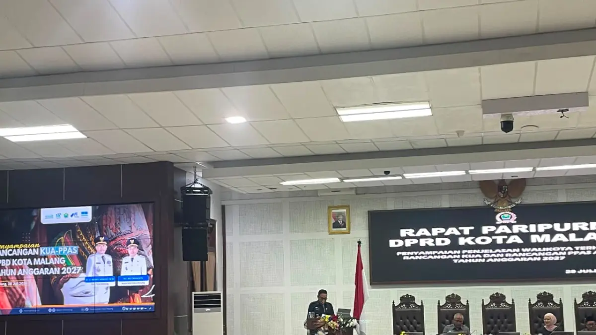 Wali Kota Malang Wahyu Hidayat menyampaikan indikator makro pada rapat paripurna hari ini. (Andika Satria Perdana/Radar Malang)