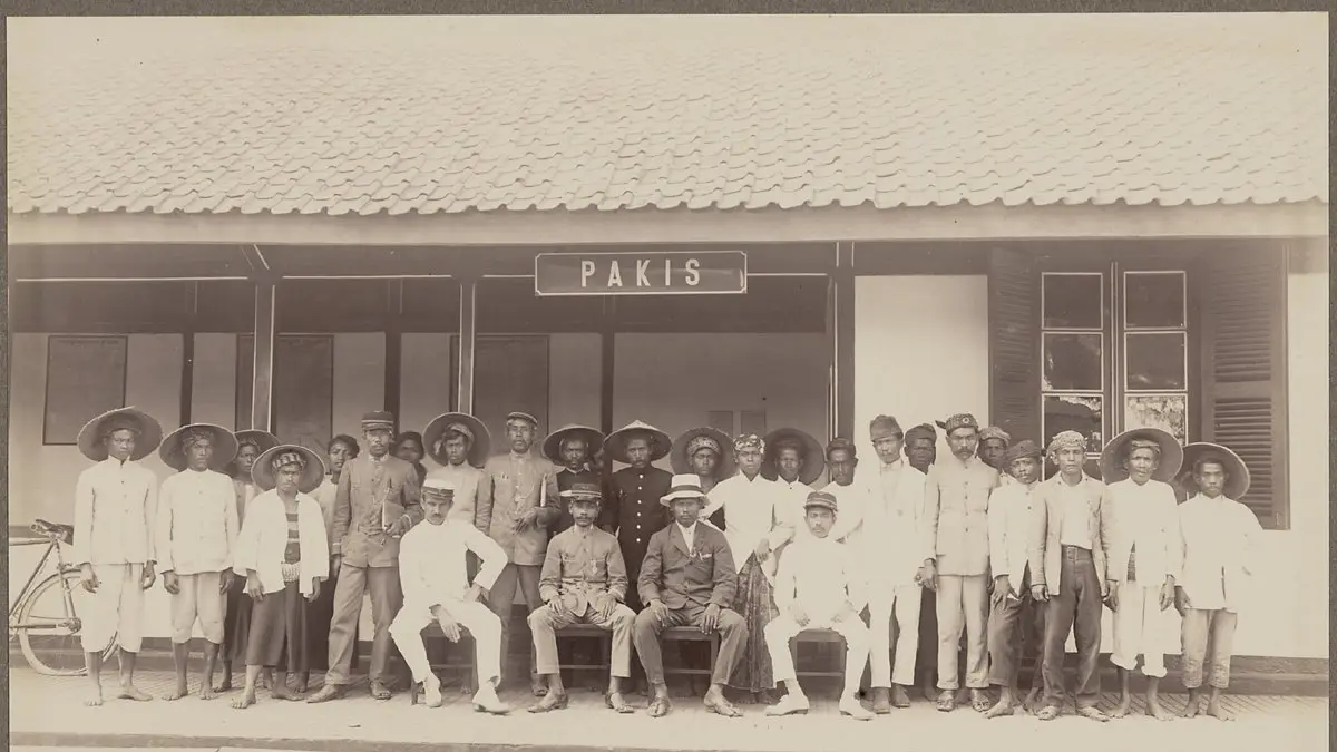 Warga Belanda dan bumiputra foto di depan Halte Pakis Iawal tahun 1901 silam. (Universiteit Leiden)