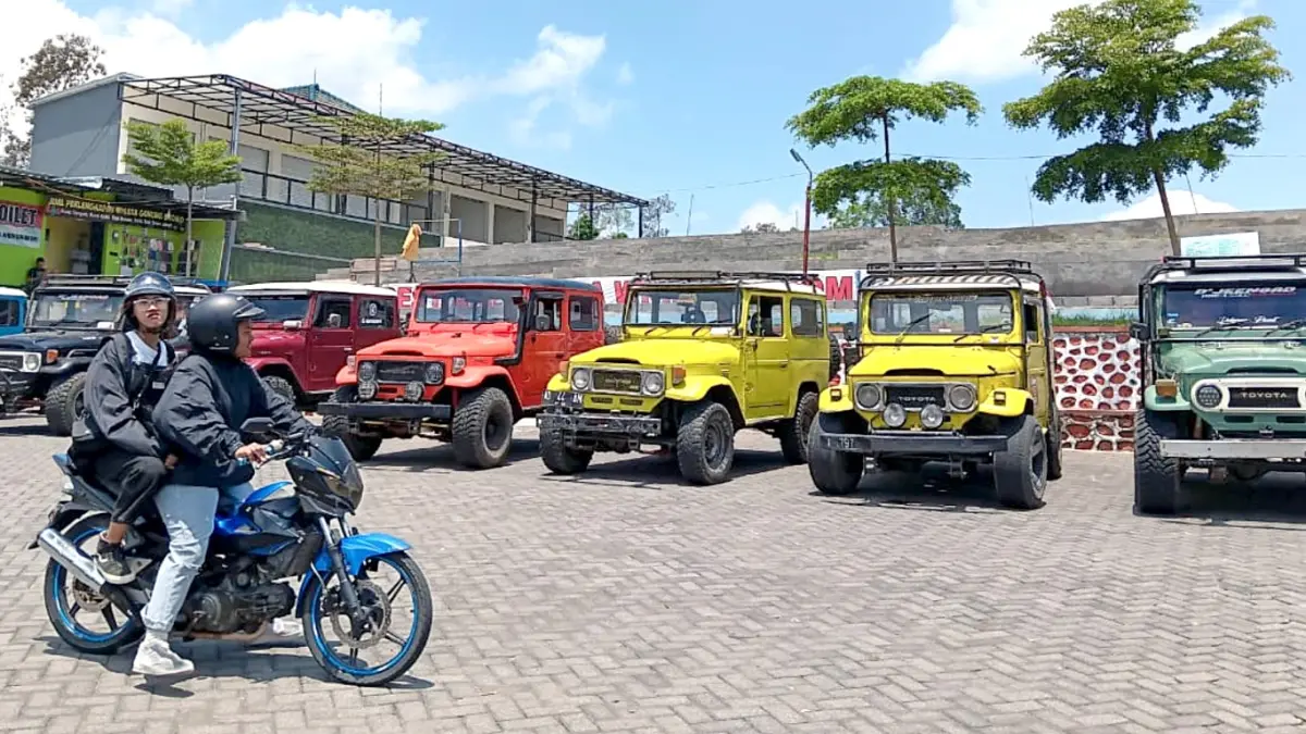 Wisatawan memasuki rest area Desa Wringinanom, Poncokusumo, Malang