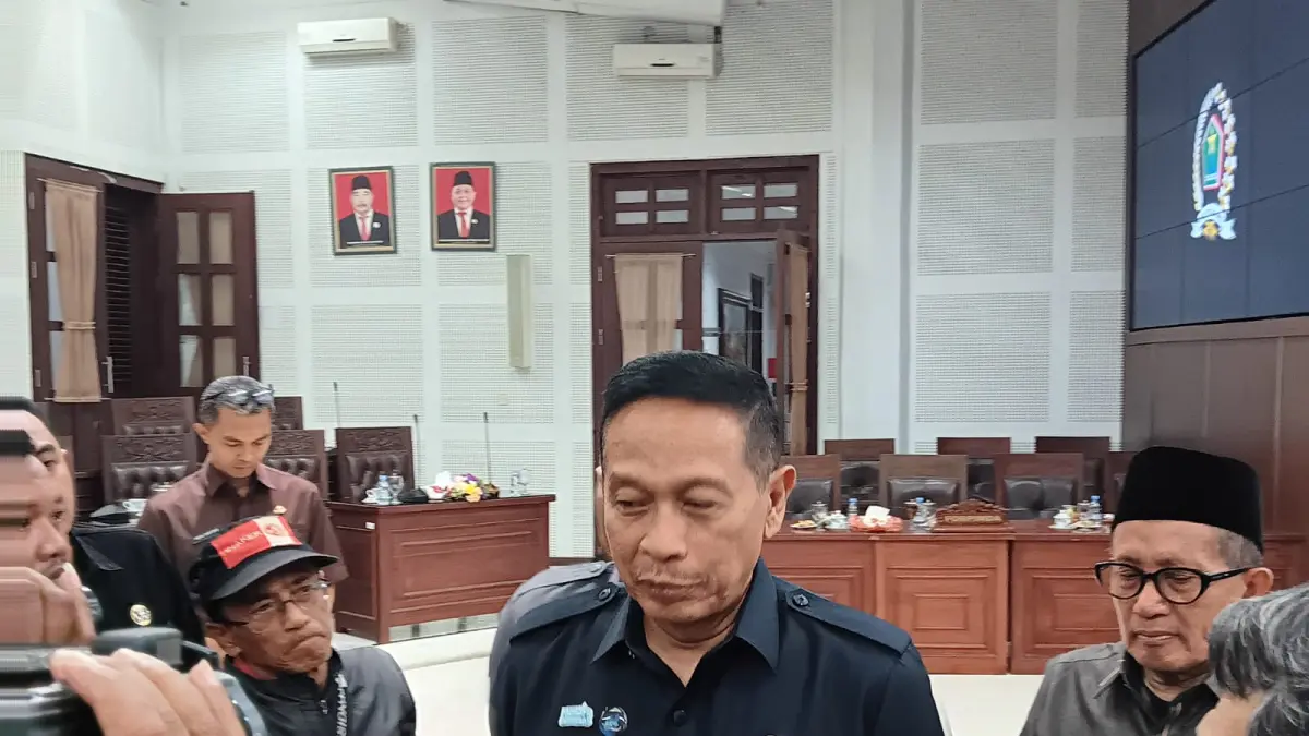 BERI TANGGAPAN: Wahyu Hidayat saat diwawancarai awak media.