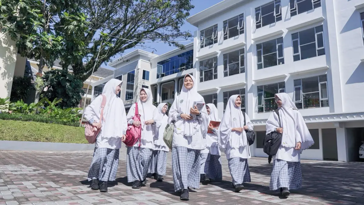 BERSEMANGAT: Para siswi setelah mengikuti pembelajaran rutin di ruang kelas.