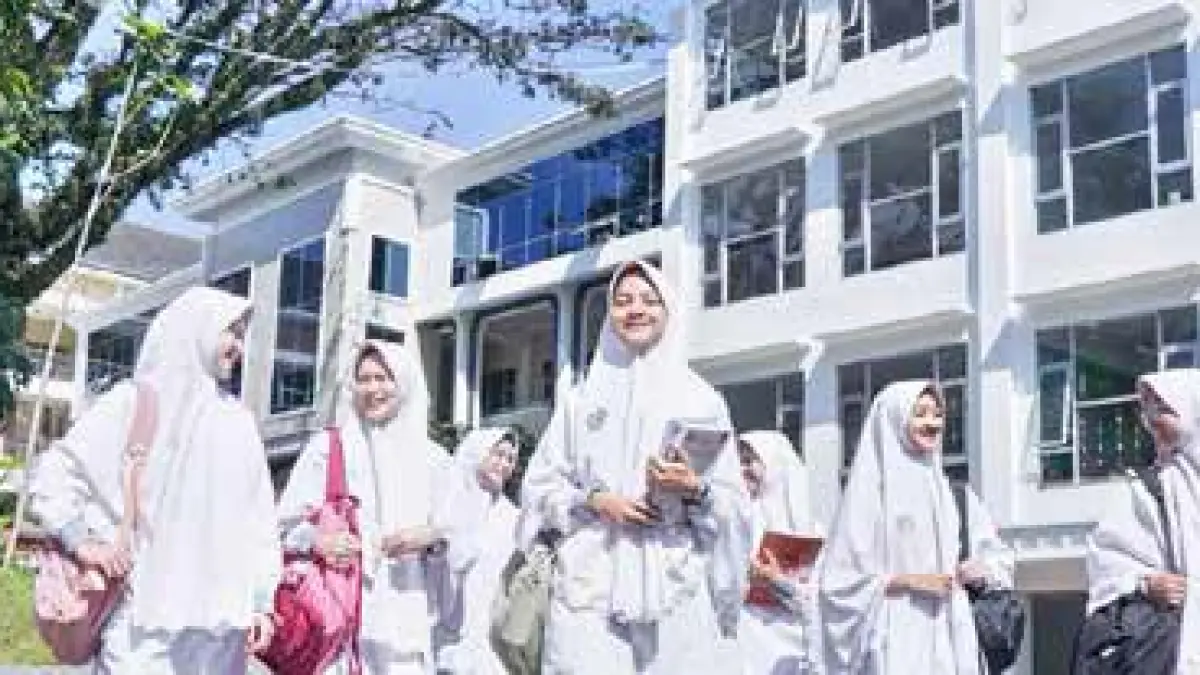 BERSEMANGAT: Para siswi setelah mengikuti pembelajaran rutin di ruang kelas.