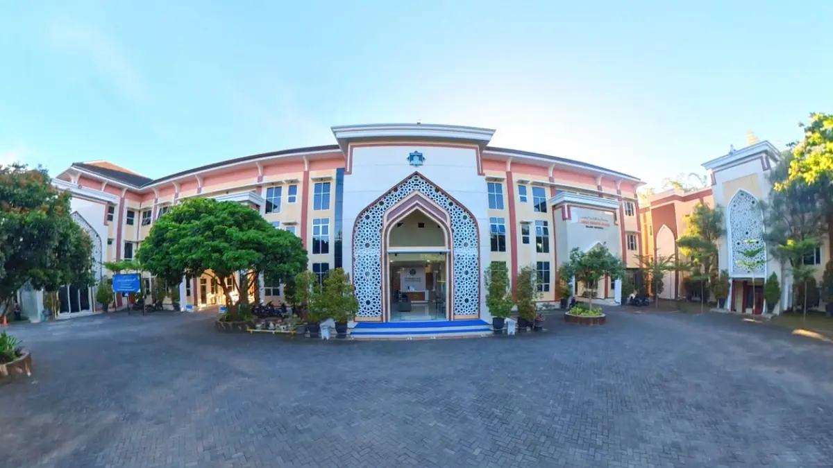 BERSIH DAN NYAMAN: Gedung SMA Ar-Rohmah Putri Boarding School tidak hanya megah, tetapi juga bersih dan asri.