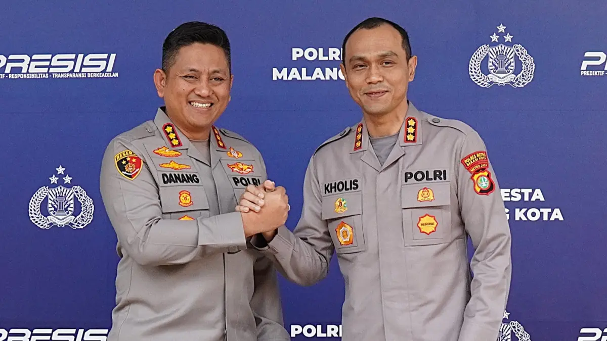 ERAT: Tongkat kepemimpinan di Polresta Malang Kota resmi berganti dari Kombes Pol Putu Kholis Aryana kini dipegang Kombes Pol Danang Setiyo Pambudi, Rabu (29/7). Foto: Polresta Malang Kota for Radar Malang