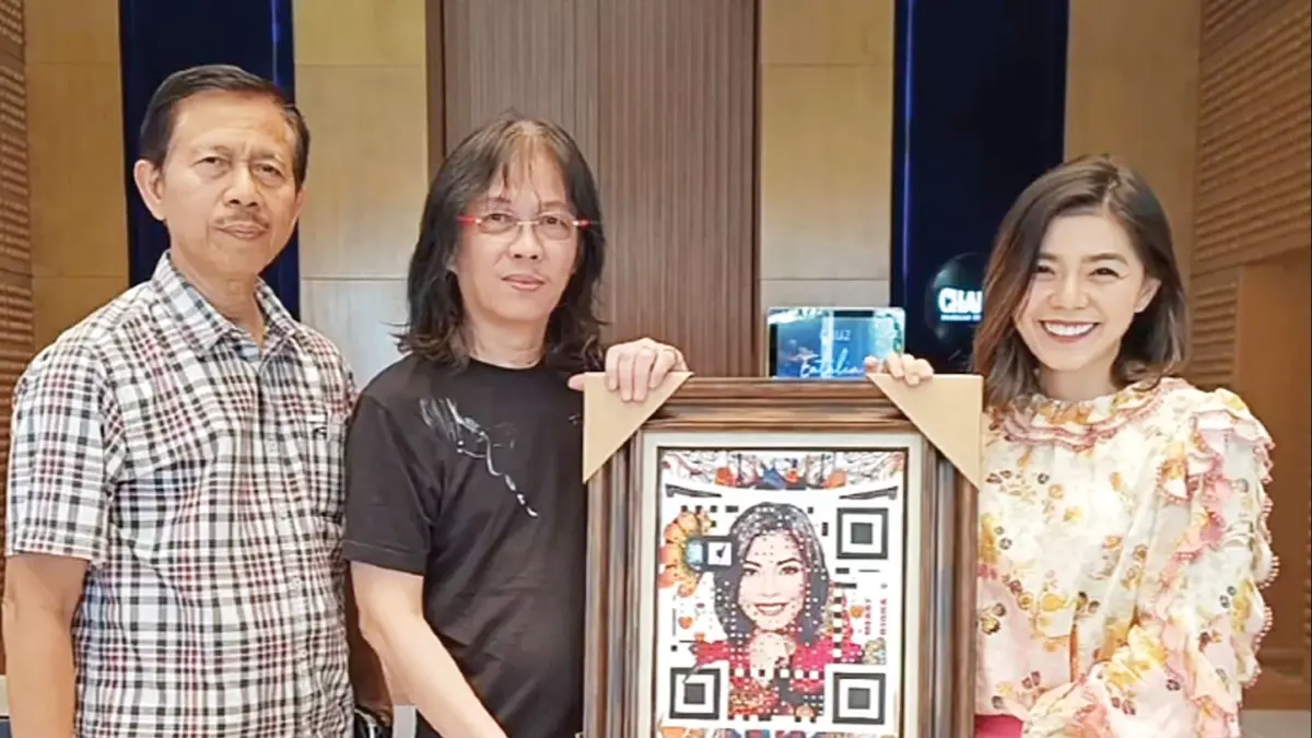 INOVATIF: Doddy Hernanto (dua dari kiri) menyerahkan lukisan QR Art hasil karyanya kepada motivator dan pengusaha Merry Riana beberapa waktu lalu.