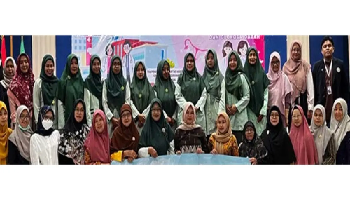 KESEHATAN: Direktur RSIA Muhammadiyah Malang dr Farida Rozany MMRS (tengah) berfoto bersama peserta seminar PCOS di Kantor PD Muhammadiyah, kemarin (28/7).