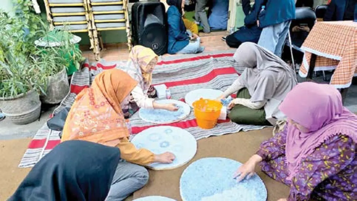 KREATIF: Warga Ket awanggede, Kecamatan Lowokwaru berlatih membuat kerajinan dalam work shop yang digelar FIB UB, Rabu lalu (22/7).