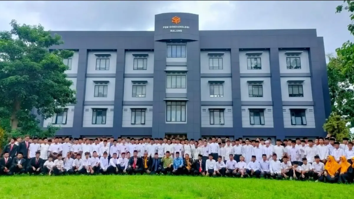 MEGAH: Para santri dan ustad berpose di depan gedung Pesantren Entrepreneur Muhammadiyah Gondanglegi, Kabupaten Malang yang megah.