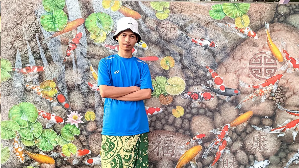 POTENSI BESAR: Arzethian Bintang Ken Eisa foto di depan karyanya yang berjudul ’The Gold Rewards’. Lukisan itu memiliki lebar 6 meter dan tinggi 1,5 meter. (Arzethian Bintang For Radar Malang)