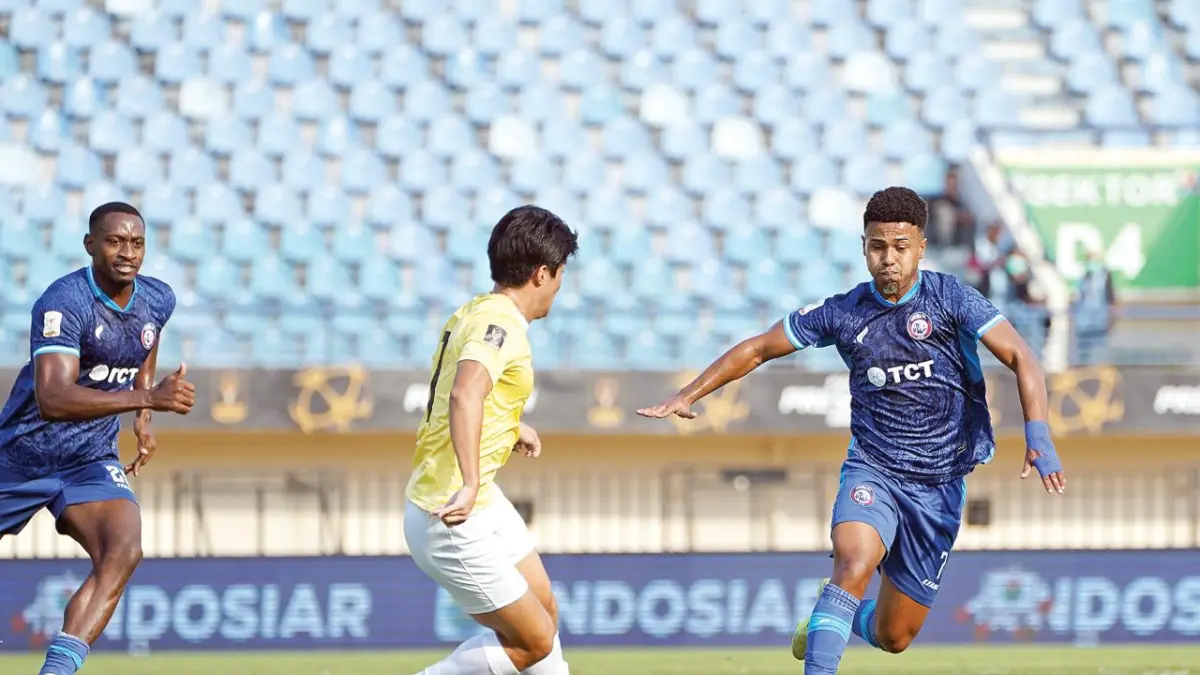 TIGA POIN BERHARGA: Gabriel Silva (kanan) berupaya melewati kawalan penggawa Tampines Rovers, kemarin sore. Kemenangan 21 menambah peluang Arema FC lolos ke babak semifinal Piala Presiden 2026.