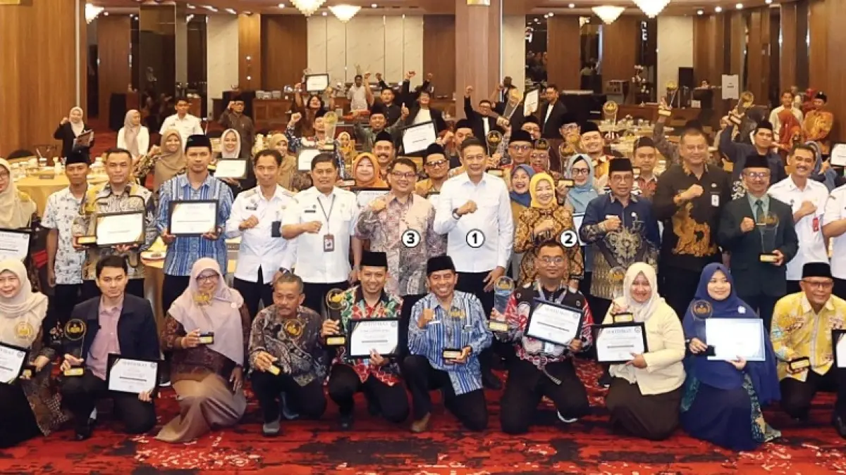 BERJALAN BERIRINGAN: 1) Wali Kota Malang Wahyu Hidayat, 2) Wakil Bupati Malang Lathifah Shohib, dan 3) Direktur Jawa Pos Radar Malang Tauhid Wijaya foto bersama sejumlah kepala perangkat daerah, tamu undangan, dan penerima penghargaan Anugerah Pendidikan 2026, kemarin. (Darmono/Radar Malang)