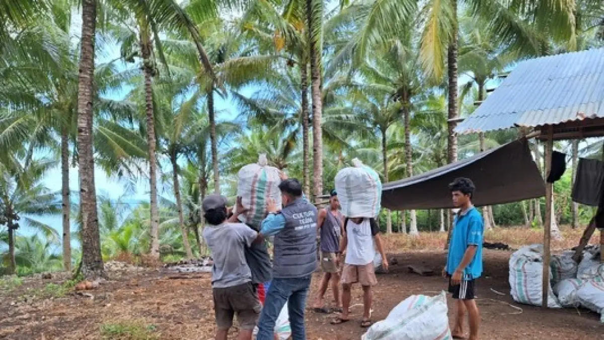 AKRAB: Andrew Christy Darea berinteraksi dengan warga setempat.
