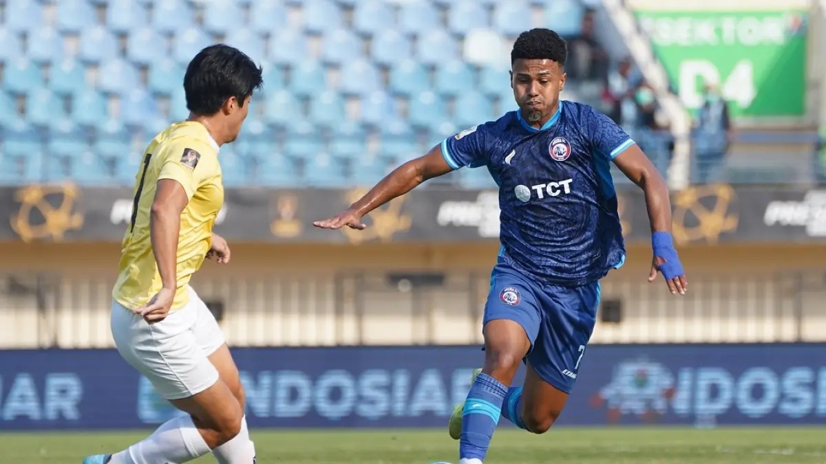 ANDALAN LINI DEPAN: Gabriel Silva (kanan) turun di laga kontra Tampines Rovers, beberapa hari lalu. (MO Arema FC For Radar Malang) 