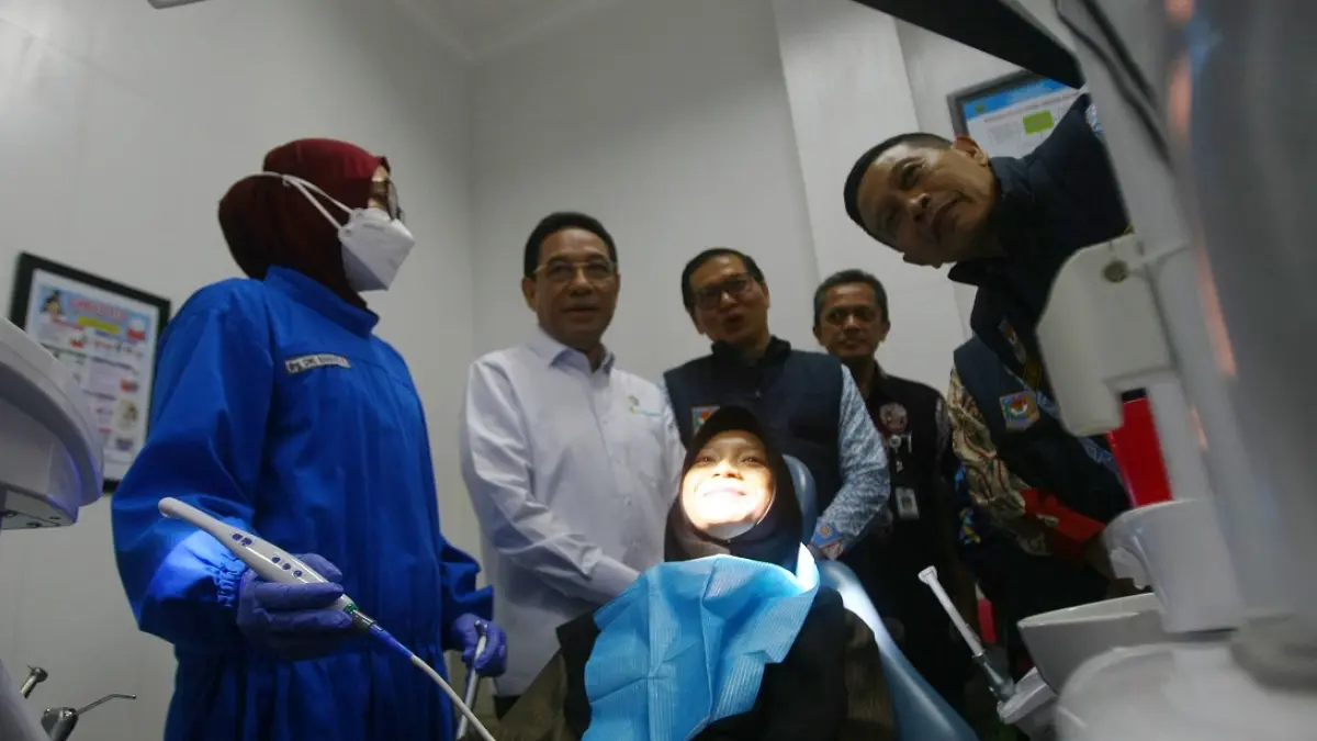 DIJADIKAN PERCONTOHAN: Wamenkes RI Benjamin Paulus Octavianus (baju putih) didampingi Wali Kota Malang Wahyu Hidayat (kanan) melihat proses pemeriksaan di Puskesmas Cisadea, kemarin. (Darmono/Radar Malang)