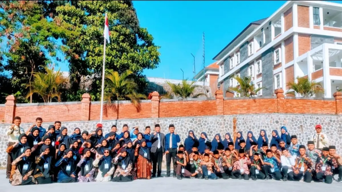 KONDUSIF: Para guru san santri berfoto bersama dengan latar gedung PPI Abdul Malik Fadjar yang megah dan bersih,