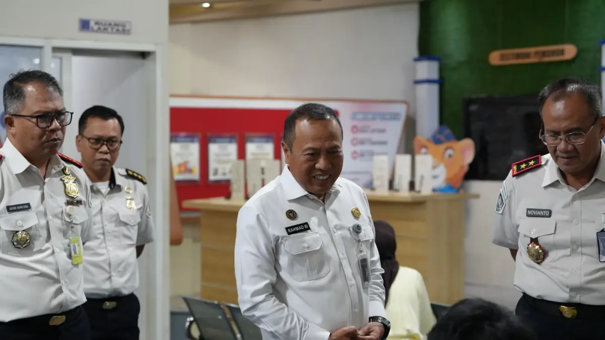 RAMAH: Rahmad Wahyudi juga menyempatkan diri berdialog langsung dengan para pemohon di Kantor Imigrasi.