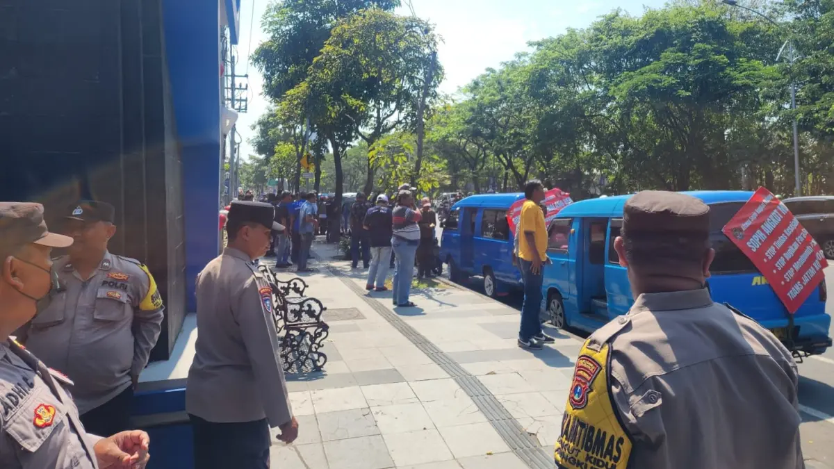 SAMPAIKAN PENOLAKAN: Serikat Sopir Indonesia (SSI), Asosiasi Driver Indonesia (ADRONE), dan Aliansi Sopir Angkot Malang (ASAM) mendatangi Kantor Dishub Provinsi Jatim, Rabu lalu (29/7).  (Dishub Provinsi Jatim For Radar Malang)