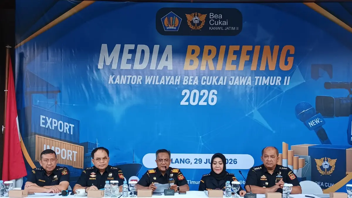 TEGAS: Kepala Kantor Wilayah Direktorat Jenderal Bea dan Cukai (DJBC) Jawa Timur II Muhamad Lukman saat mengumumkan capaian semester pertama 2026.