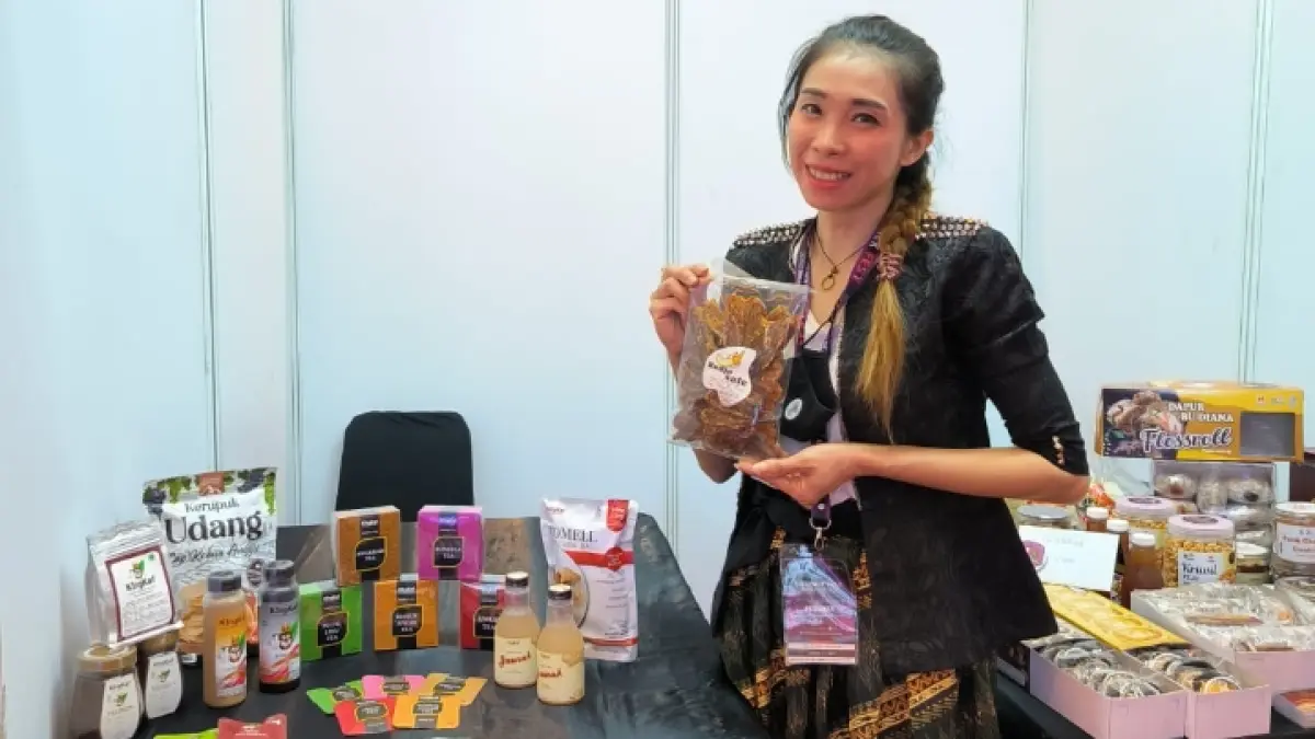 BERKUALITAS: Ika Yuanita dan produk andalannya.