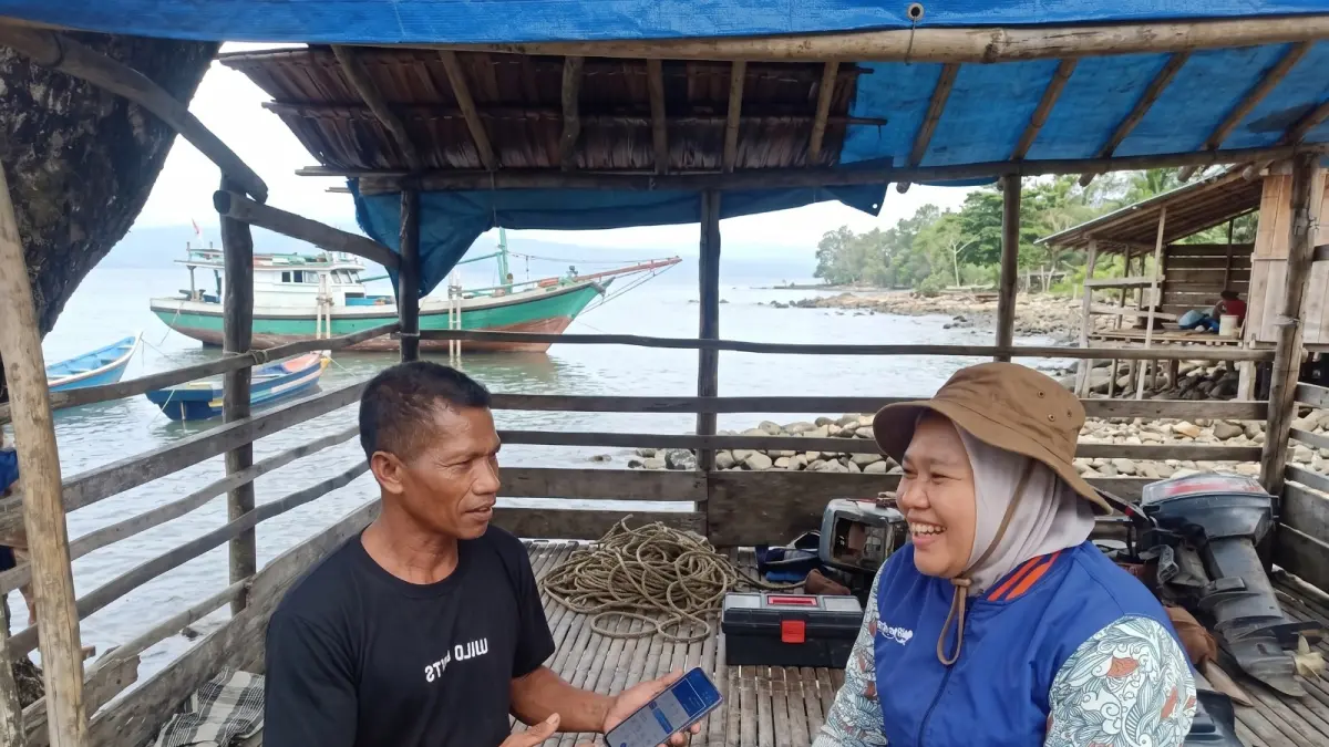 DEDIKASI:  Asti Alimin berdialog dengan warga.
