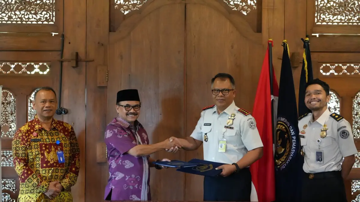 SINERGI: Kantor Imigrasi Kelas I TPI Malang bersama PT Intelegensia Grahatama selaku Badan Usaha Pembangun dan Pengelola (BUPP) Kawasan Ekonomi Khusus (KEK) Singhasari serta Dinas Penanaman Modal dan Pelayanan Terpadu Satu Pintu (DPMPTSP) Kabupaten Malang selaku Administrator KEK Singhasari resmi menandatangani Perjanjian Kerja Sama (PKS) Pembentukan Unit Layanan Izin Tinggal dan Informasi Keimigrasian (ULTIMA I